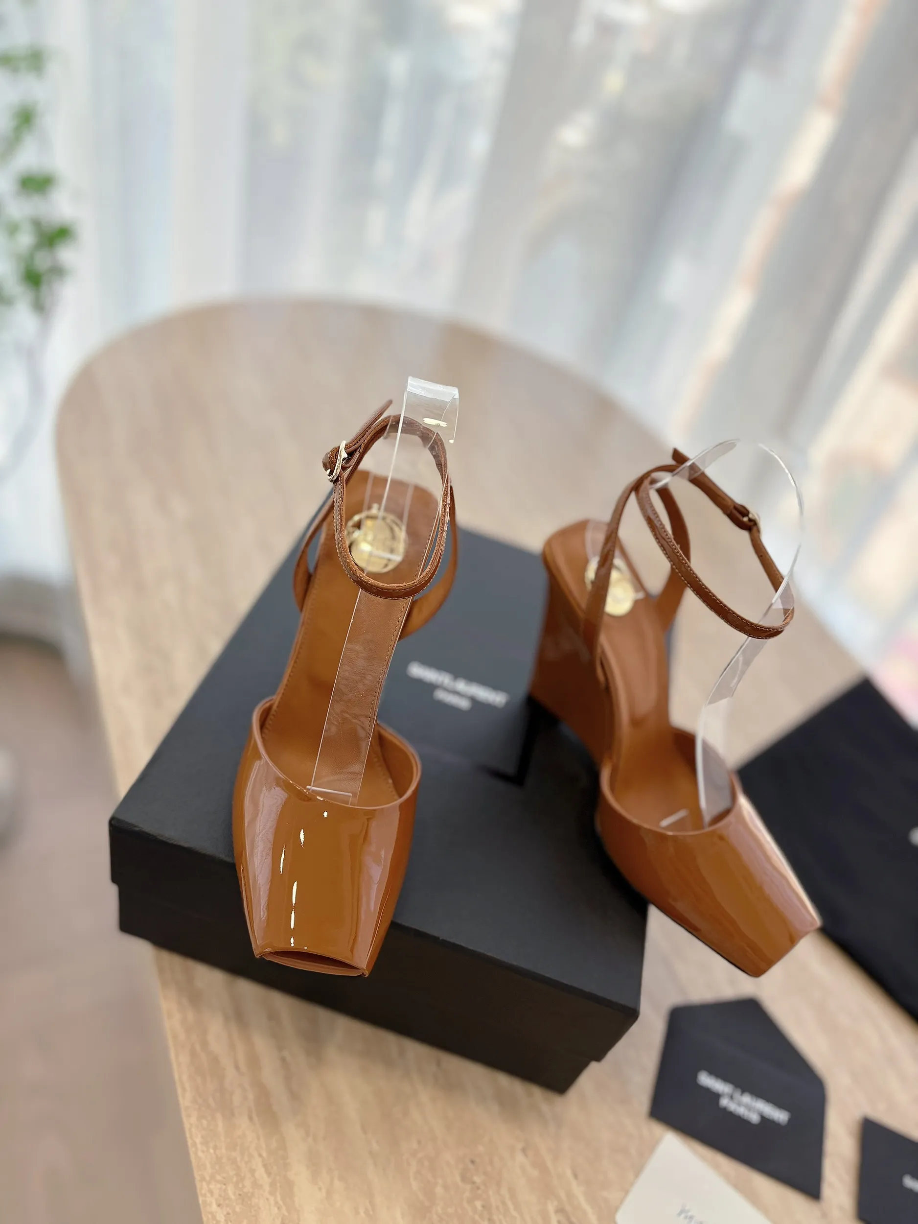 👟👟Ex-factory price 600👟👟 High version "SAINT LAUREN*" Saint Laurent ysl 25ss/new spring and summer catwalk style large rhinestone high-heeled shoes and sandals. Only YSL understands women's hearts best and does not accept refutation. It is a super invincible feminine artifact and a must-have for women (z-product full-body customization, own molded hardware accessories, perfect consistency). Compare the differences between pictures and goods on the market. ✔Upper: Customized imported silk ✔Lining: Imported 🐑Sheep leather ✔Sole: Imported genuine leather outsole ✔Heel height: 10.5cm ✔Number of yards: 35-39 (40 can be customized and non-returnable) (Full set of packaging)